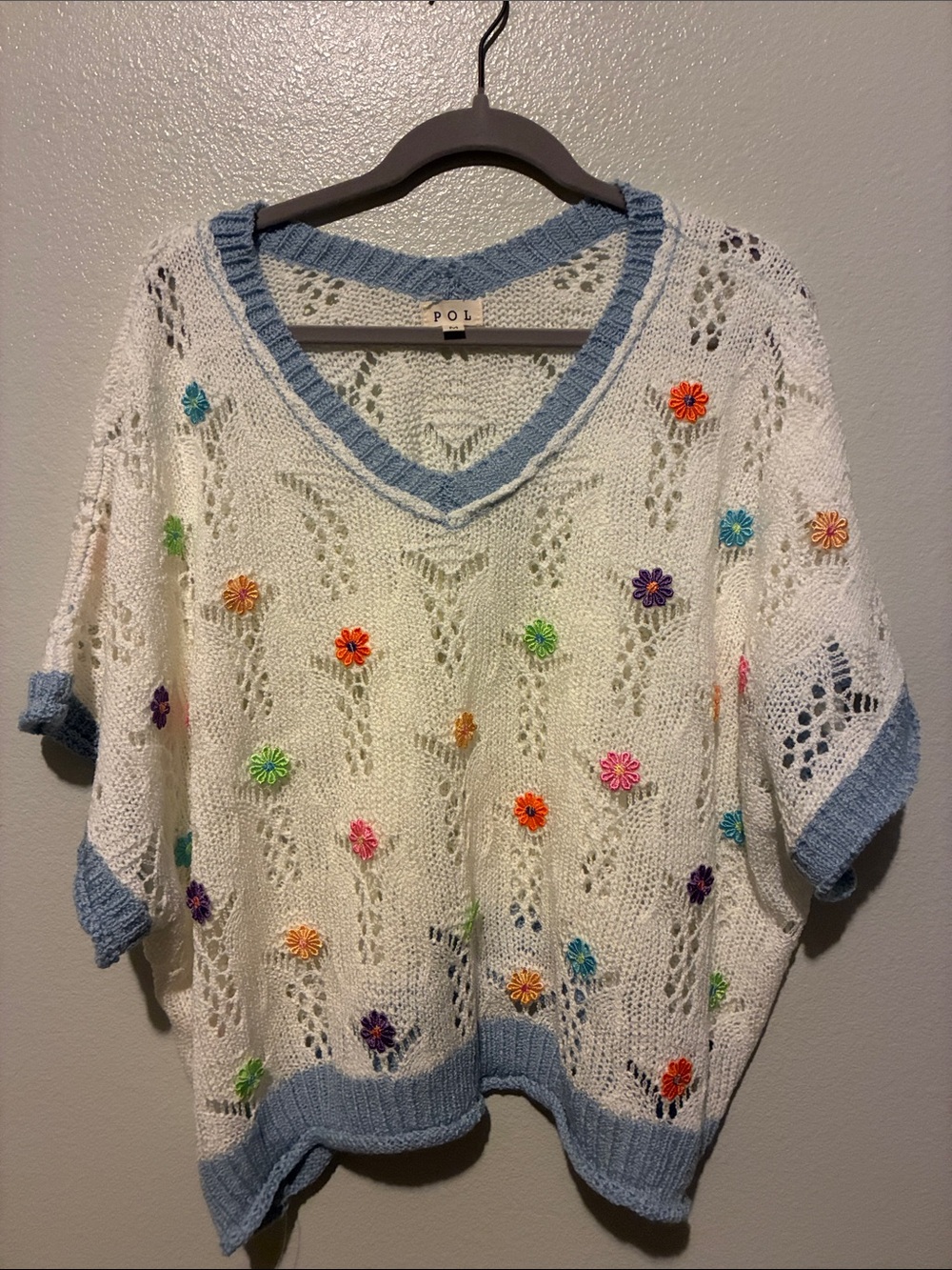 POL White Open-Knit Floral Appliqué V-Neck Sweater with Blue Trim